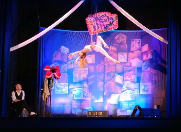 Standing ovation e teatro Iris pieno a Dronero per Sim Sala Blink, la rassegna magica con la Family Dem