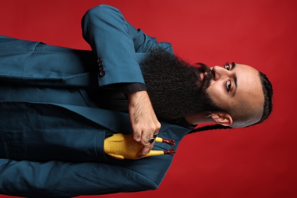 Tiziano Grigioni porta “Problematico” a Dronero:  un’intervista senza filtri al mago più imprevedibile della scena italiana